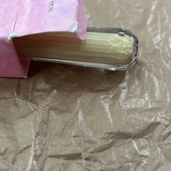 New Jeffree Star Magic Star Concealer, Box Wear.
Color: C15.25 - Picture 2 of 2